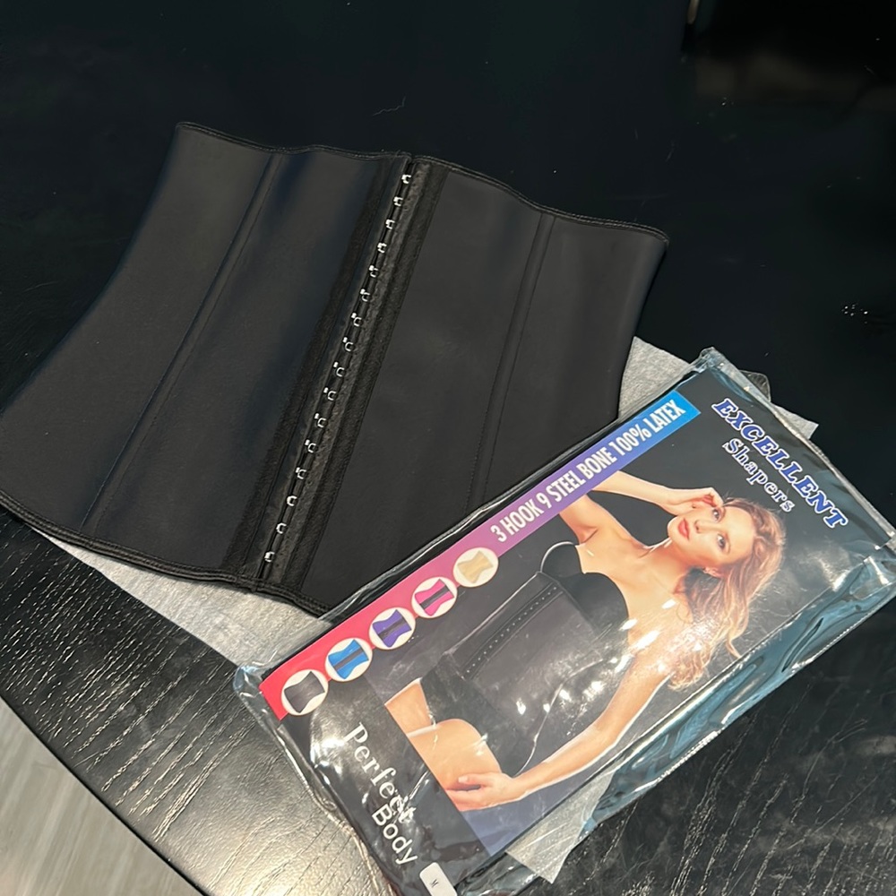 Waist Trainer for Women Latex 3 Rows of
Hooks 9 Steel Bones Size M